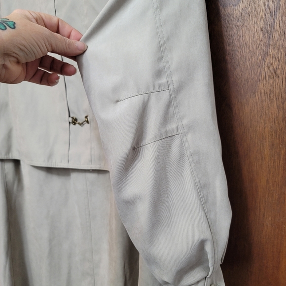 *VTG* Fleet Street women's trench coat.  Size 4P. (594) - Picture 8 of 9